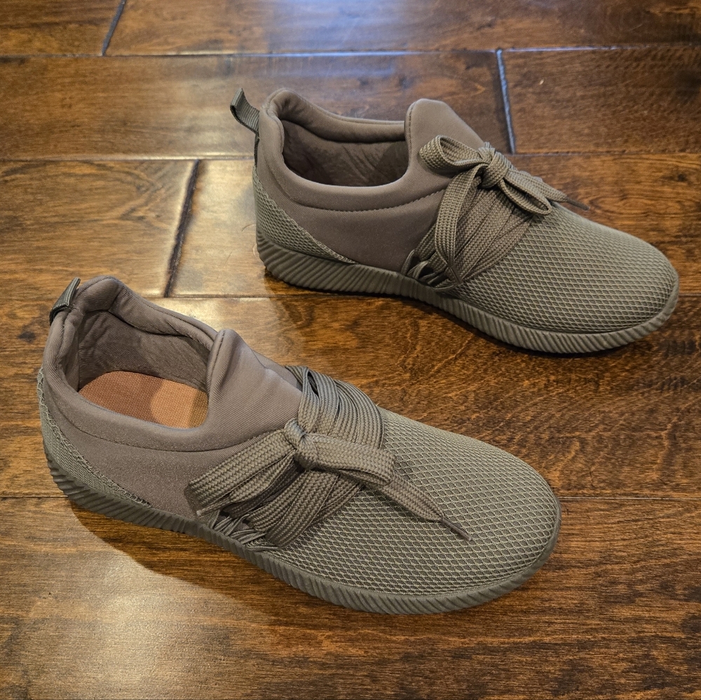 NWT Qupid Slip On Sneakers Size 5.5 Olive Green
